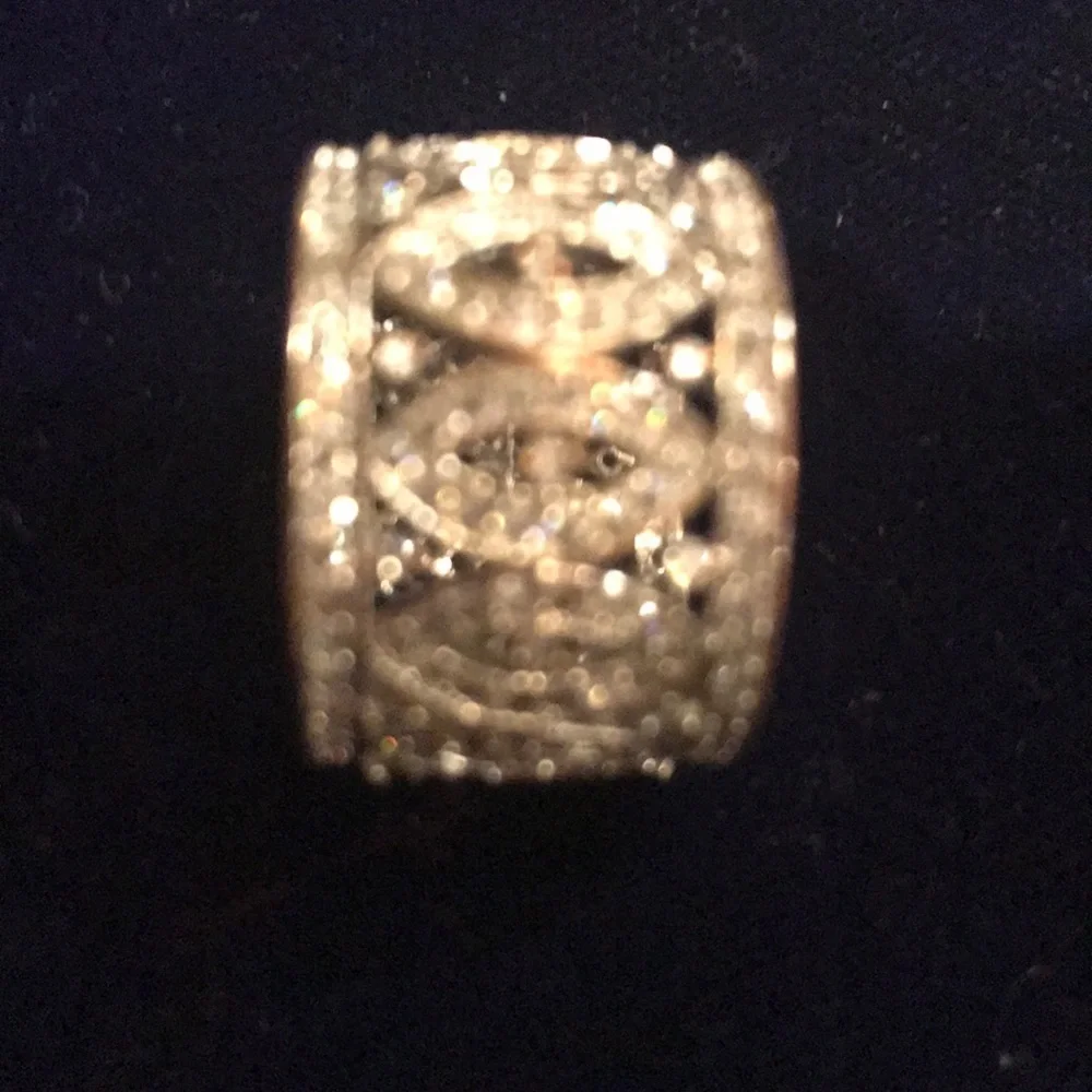 Ring with stone pattern all around